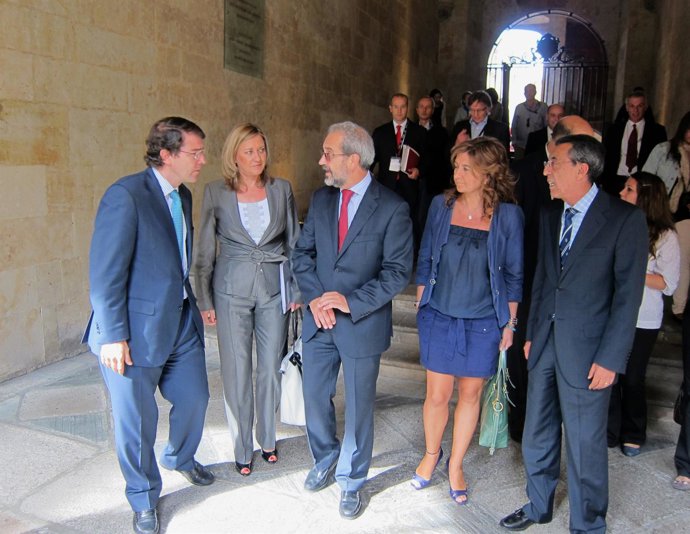  Pilar Del Olmo Y Las Autoridades En La Universidad De Salamanca