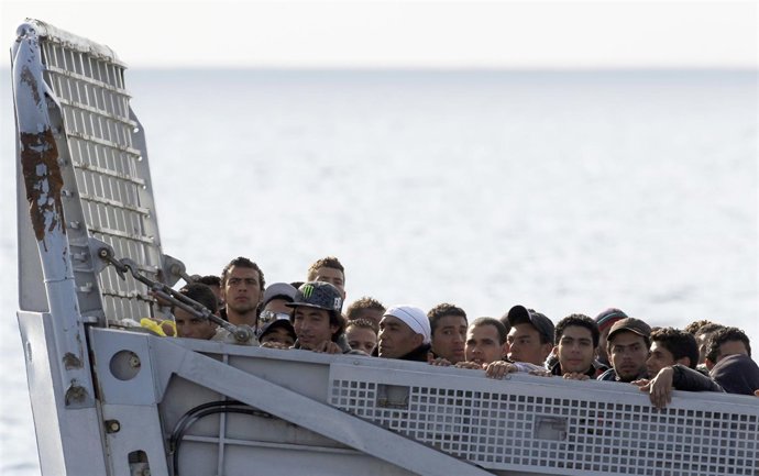 Inmigrantes llegan a Lampedusa