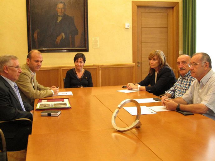 La Alcaldesa De Gijón Con Representantes Vecinales