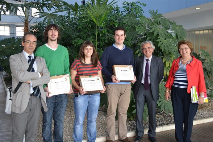 Los Premiados Posan Junto Al Tribunal