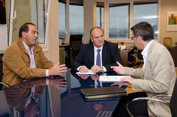 El Consejero De Medio Ambiente Con El Alcalde De Campoo De Enmedio