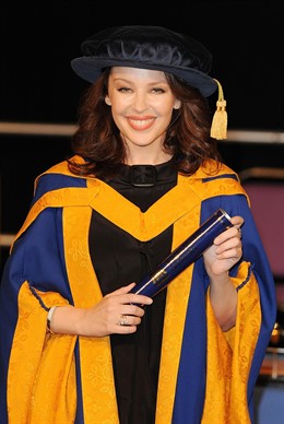 Kylie Minogue Recibiendo Un Doctorado