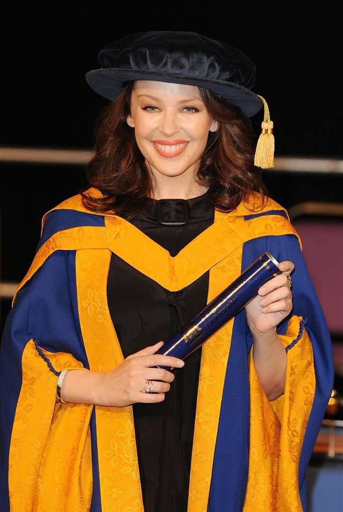 Kylie Minogue Recibiendo Un Doctorado