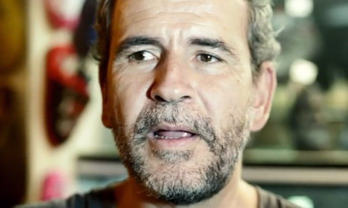 El Actor Willy Toledo En El Vídeo De Campaña De Izquierda Anticapitalista
