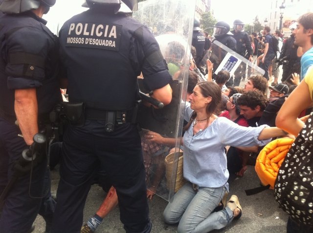 Los Mossos Cargan Contra Los 'Indignados' De Plaza Catalunya