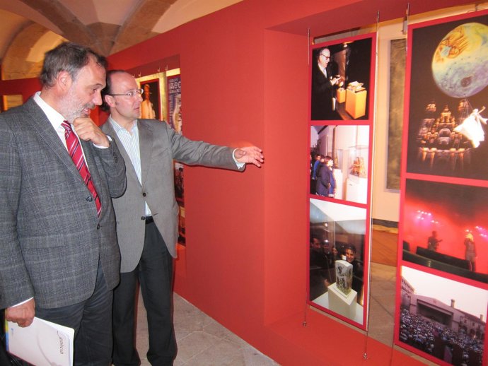 El Conselleiro De Cultura, Roberto Varela, En La Exposición Sobre El Xacobeo