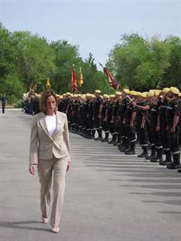 La Ministra De Defensa, Carme Chacón, Pasa Revista A Una Compañía De Honores