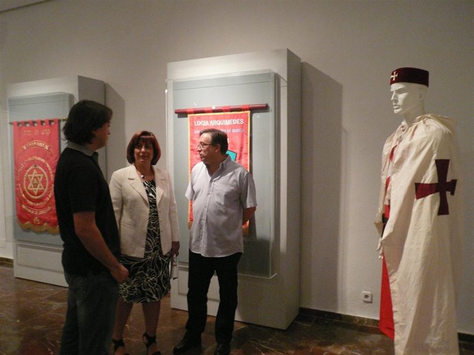 Mercedes Valenzuela Y Rafael Cámara En La Exposición 'Masonería En Jaén'.