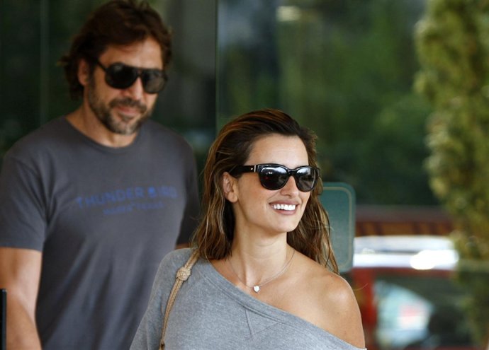 Javier Bardem Y Penélope Cruz Con Gafas De Sol Y Sonrientes