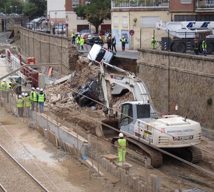 Dos Coches En Las Vías Del Tren Tras La Caída De Un Muro