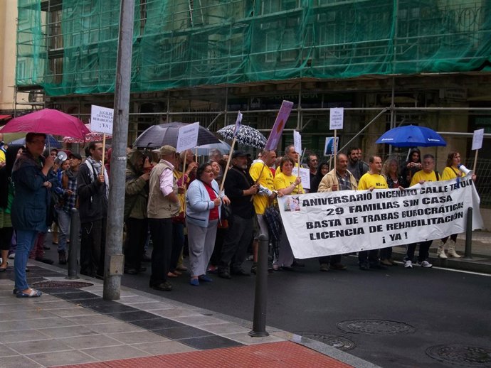 Manifestación de ayer a favor de la rehabilitación del Edificio de Tetuán