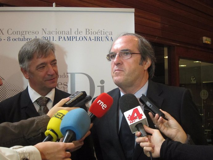 El Ministro De Educación, Ángel Gabilondo, Junto A Koldo Martínez.