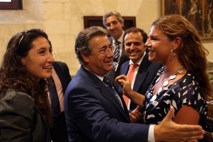 El Alcalde De Sevilla Juan Ignacio Zoido Reunido Con Representantes