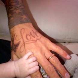 Mano De David Beckham Y Harper Seven