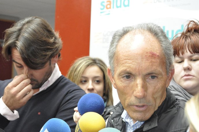 El Hermano De Juan José Padilla, Jaime (Izda) Y El Apoderado, Diego Robles (D.)