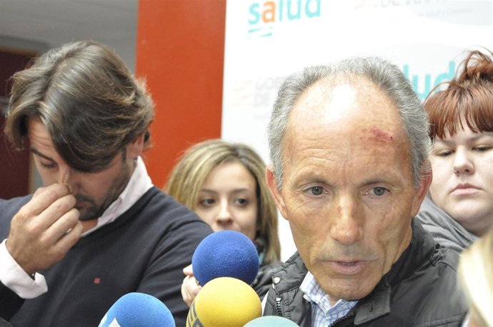 El Hermano De Juan José Padilla, Jaime (Izda) Y El Apoderado, Diego Robles (D.)