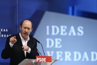 Rubalcaba ve "esquizoide" que el PP sea "libérrimo" con los "sueldazos" 