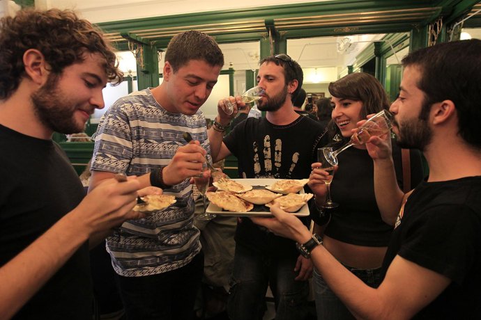Madrileños Disfrutan Del Cava En La Plaza Mayor De Madrid