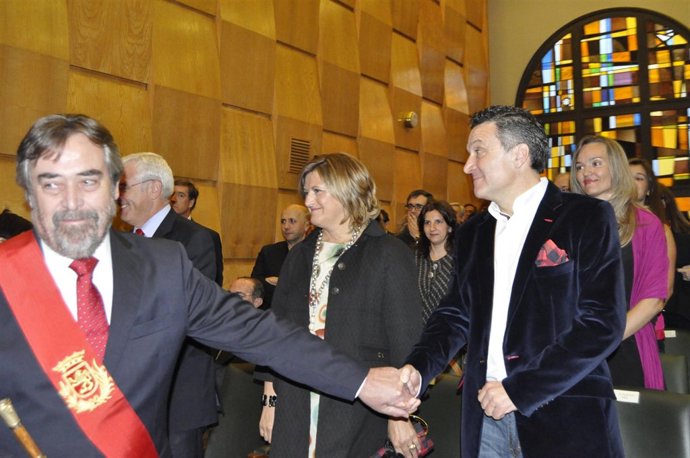 Plácido Díez (Dcha), Estrecha La Mano Del Alcalde De Zaragoza.