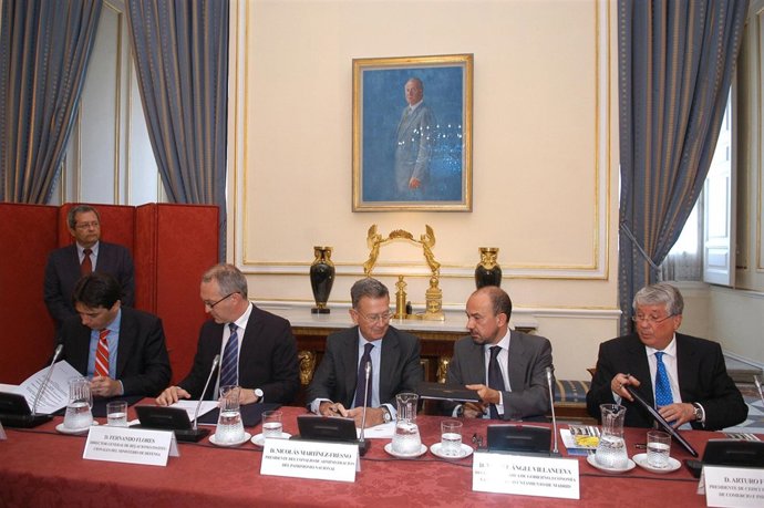 Firma Para Organizar El Festival De Música Militar