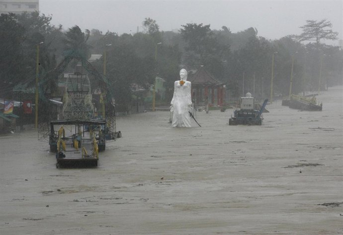 El Tifón 'Nesat' A Su Paso Por Filipinas