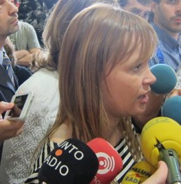 Pajín Atendiendo A Los Medios Tras El Acto Institucional Del 9 D'octubre