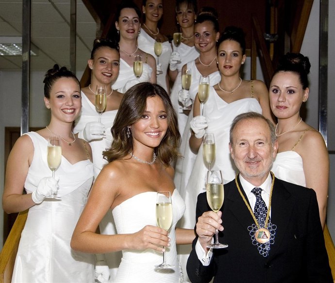 Malena Costa Y Pere Bonet Brindando En La Coronación De La Reina Del Cava