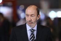 Rubalcaba censura que Rajoy "calla" propuestas mientras Feijóo "recorta"