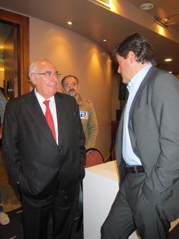 Vicente Álvarez Areces Charla Con Javier Fernández. 