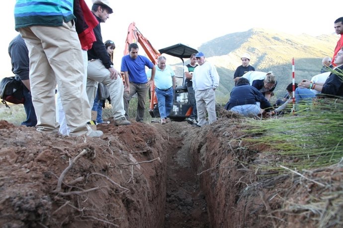 Trabajos De Exhumación De La ARMH En Villanueva De Valdueza