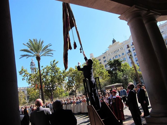 Izando La Real Senyera El Día De La Comunidad Valenciana  