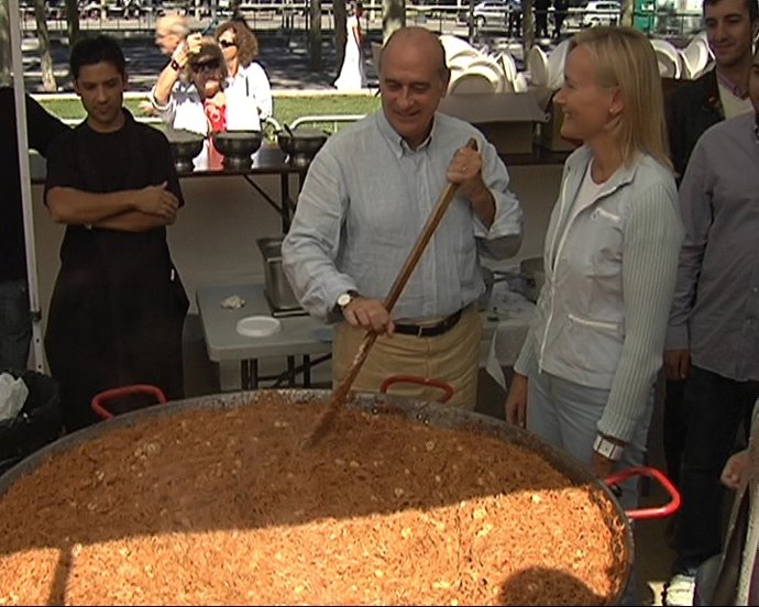 Jorge Fernández Díaz Participa En Una Fideuá Popular En El Barrio De Les Corts