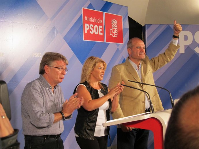 González Cabaña Junto A Mamen Sánchez Y Manuel Chaves En Un Acto En Jerez