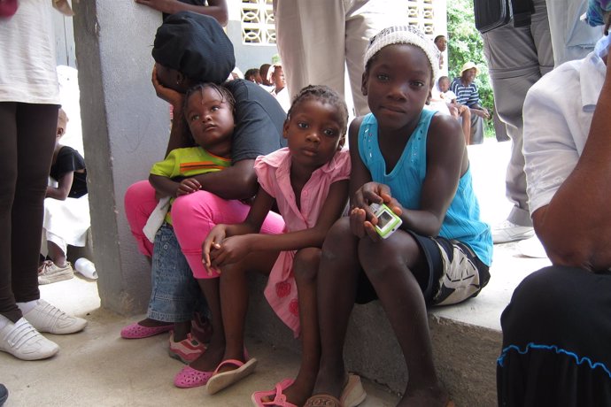 Niñas Esperando En La Consulta Médica Del Proyecto De Alas De Igualdad.