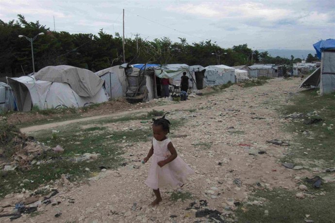 Niña En Un Campamento En Puerto Príncipe