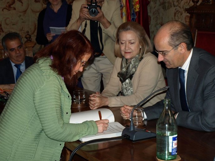 Una De Las Participantes De La Operación Añoranza Firma En El Libro De La Visita