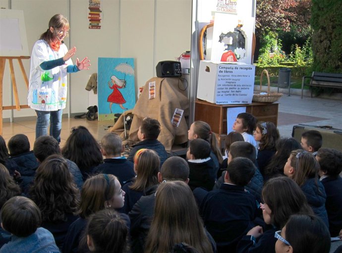 Niños Y Niñas Escuchan Un Cuento 
