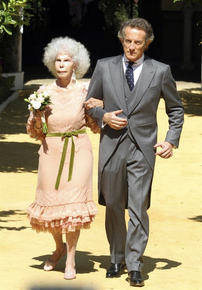 La Duquesa De Alba Y Alfonso Díez Salen Recién Casados 