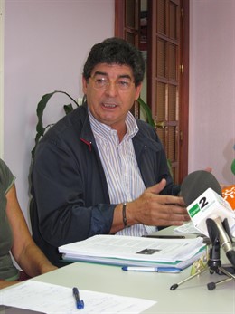 El Coordinador Regional De IULV-CA, Diego Valderas, En Rueda De Prensa.