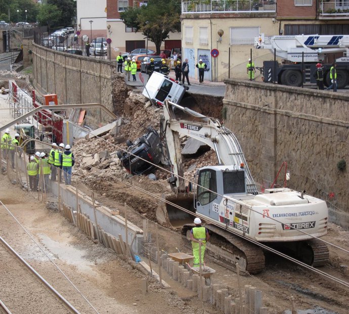 Dos Coches En Las Vías Del Tren Tras La Caída De Un Muro