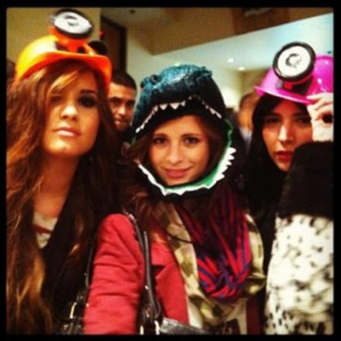 Demi Lovato, En Una Fiesta De Halloween, Y Detrás Wilmer Valderrama 