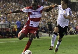 Allan Nyom Intenta Centrar Con La Oposición Del Valencianista Canales