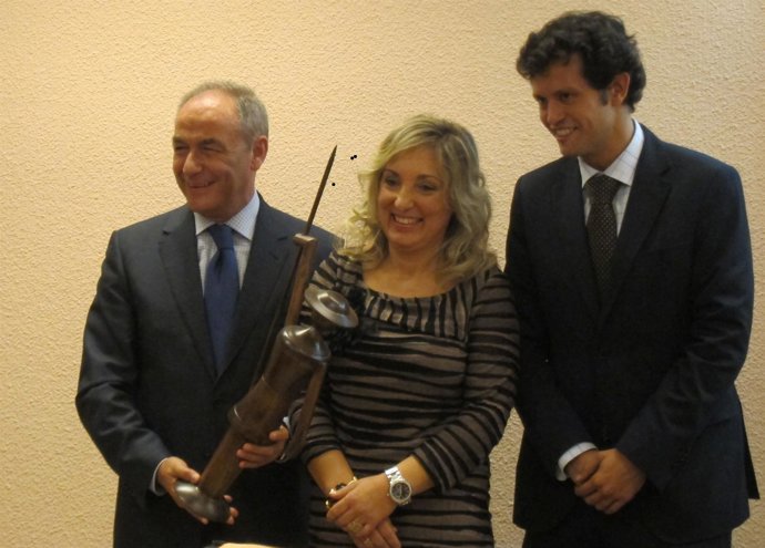 Rivas Recibe El Premio 