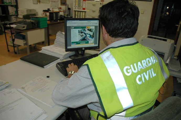 Un Agente De La Guardia Civil Investiga El Supuesto Delito