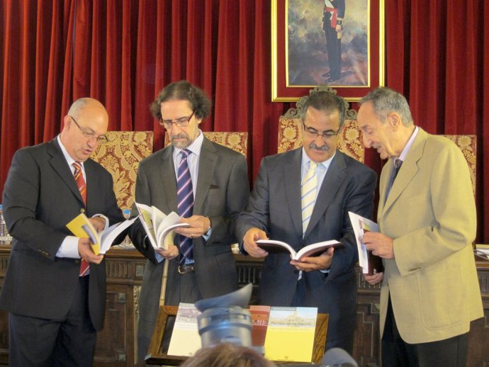 Los Autores De Los Libros Junto Con El Diputado Alejandro García Sanz