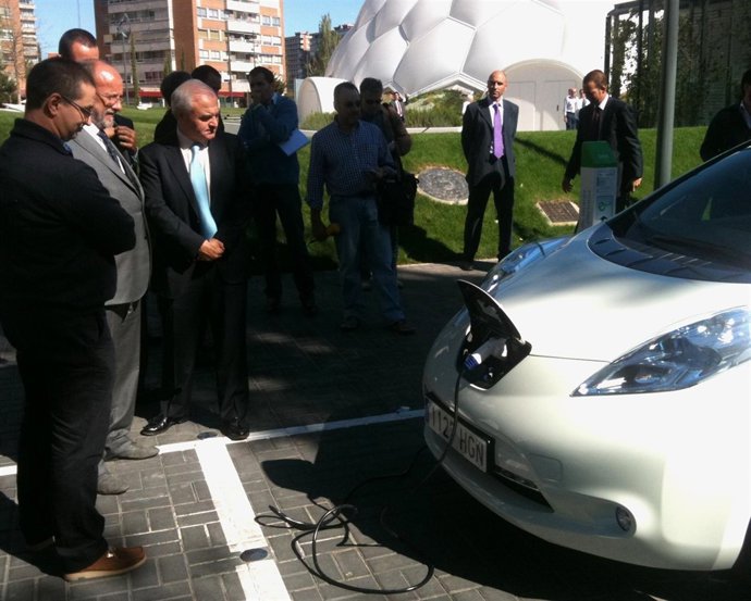 El Alcalde Junto Al Taxista Propietario Del Nissan Leaf 