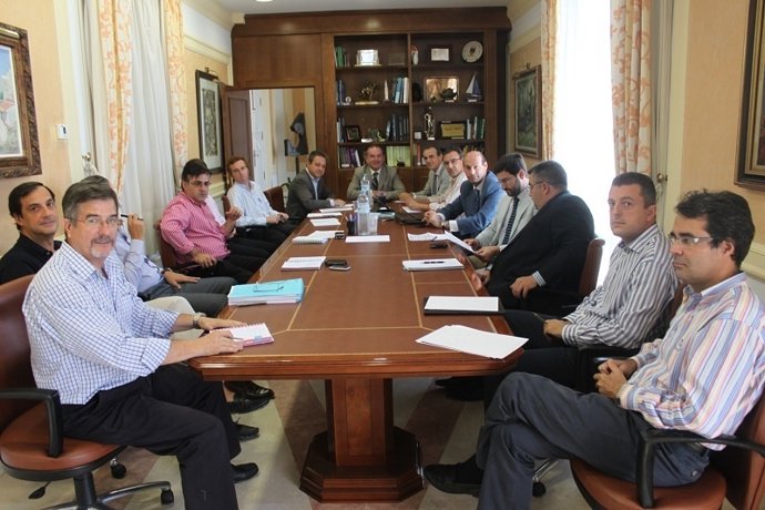 El Alcalde De Vélez-Málaga Se Reúne Con Representantes Del Tranvía