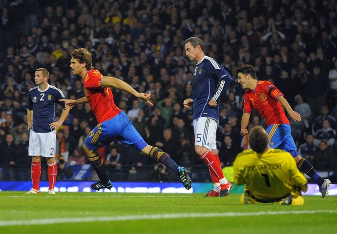 Llorente Celebra El Tanto De La Victoria En Glasgow