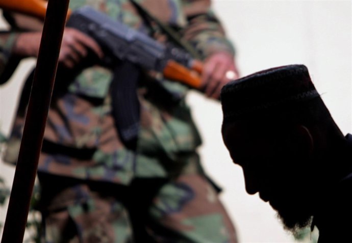 Soldado Afgano Junto A Sospechoso De Ser Talibán Detenido