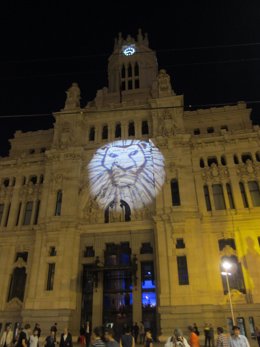 El Palacio De Cibeles Iluminado Con El Símbolo De 'El Rey León'